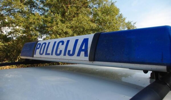 Vozeći pijan i bez vozačke dozvole izazvao prometnu nesreću pa pobjegao