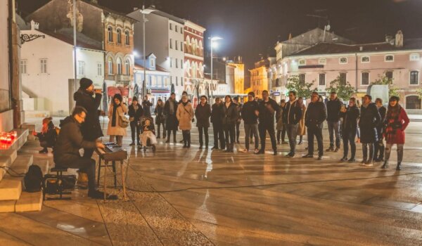 I Porečani se pjesmom oprostili od Akija Rahimovskog