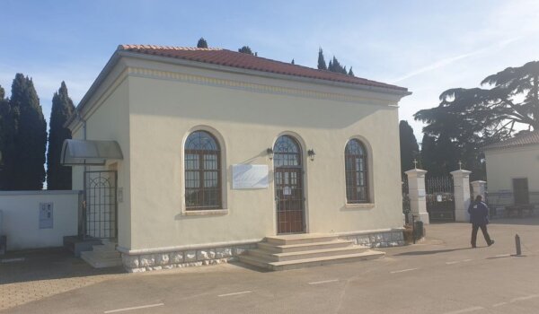 Zatvorena cvjećarnica na porečkom gradskom groblju