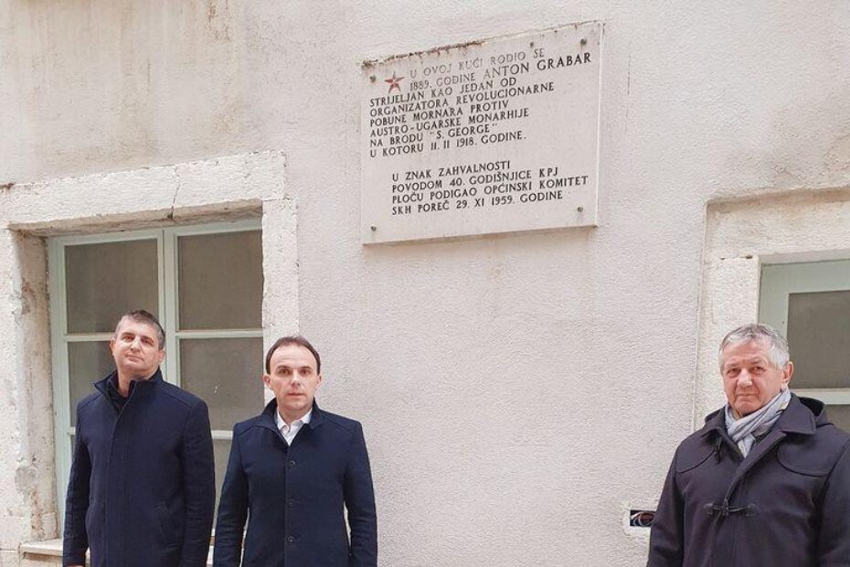 Predsjednik Gradskog vijeća Poreča Zoran Rabar, gradonačelnik Loris Peršurić i Arduino Matošević pred Grabarovom rodnom kućom u Poreču