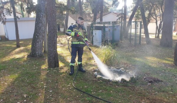 Foto: Porečki vatrogasci nastavljaju brinuti o dobrobiti vjeverica na Galijotu