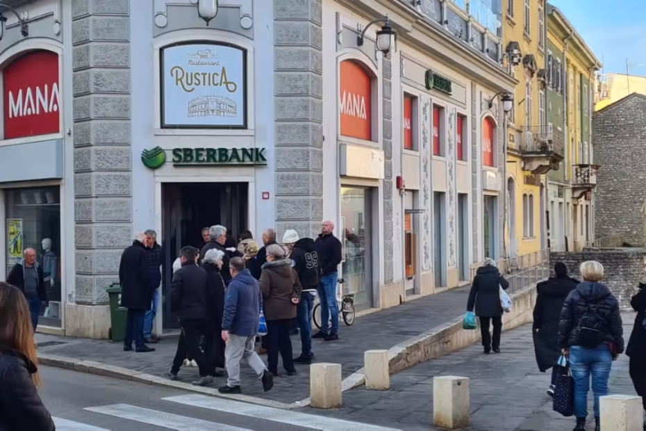 Red ispred Sberbanke u Puli prošlog petka
