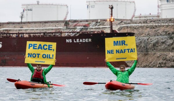 Greenpeaceov prosvjed u Omišlju: Mir, ne nafta!