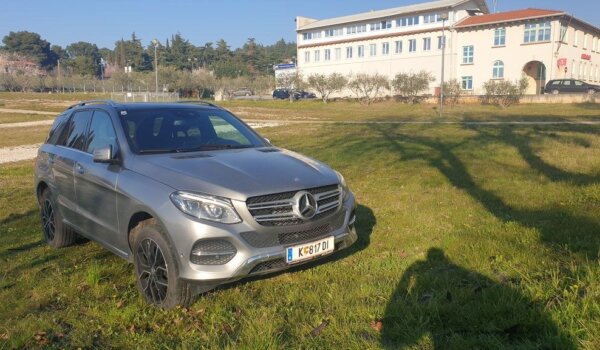 Parking Vrtovi frei, rođo! Samo ti gazi po travi i pješačkoj stazi!