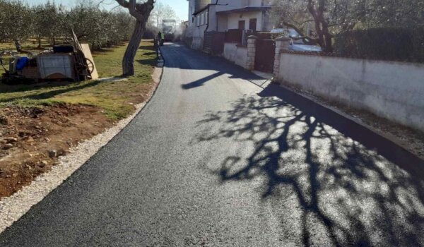 Asfaltirano 140 metara prometnica u Žbandaju, u Mugebi traju pripreme za još 120 metara, sanacija šetnice u Červar Portu