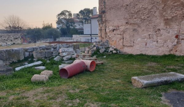 Poreč: Rimski hram iz prvog stoljeća zaključan i tužno zapušten