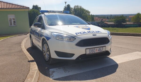 Udaljili se nakon udara u parkirana vozila