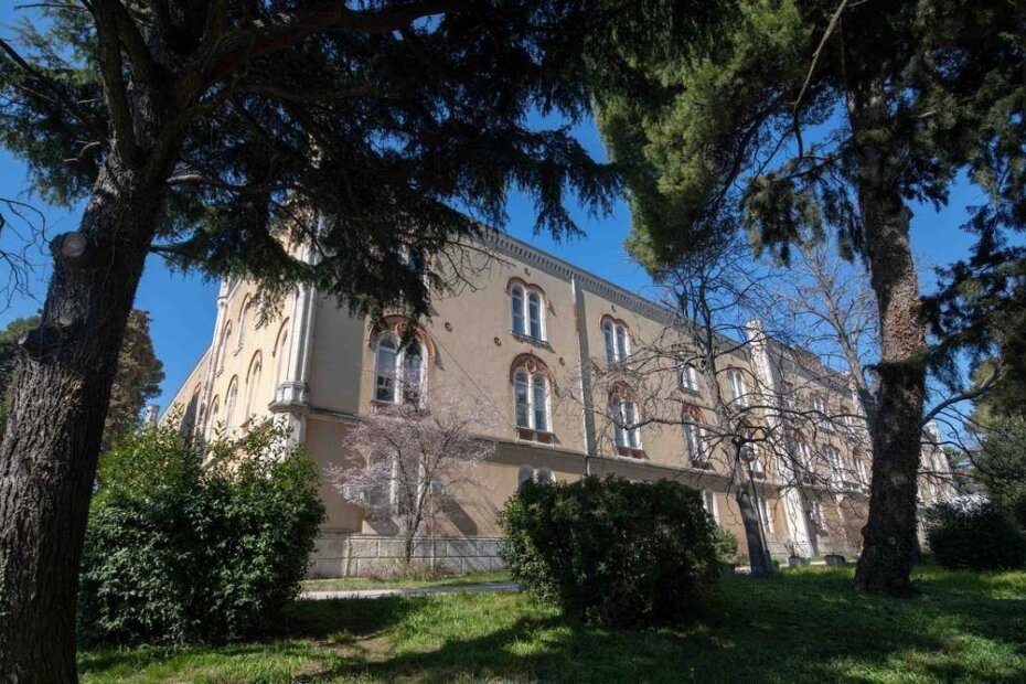 Mornarička bolnica u Puli