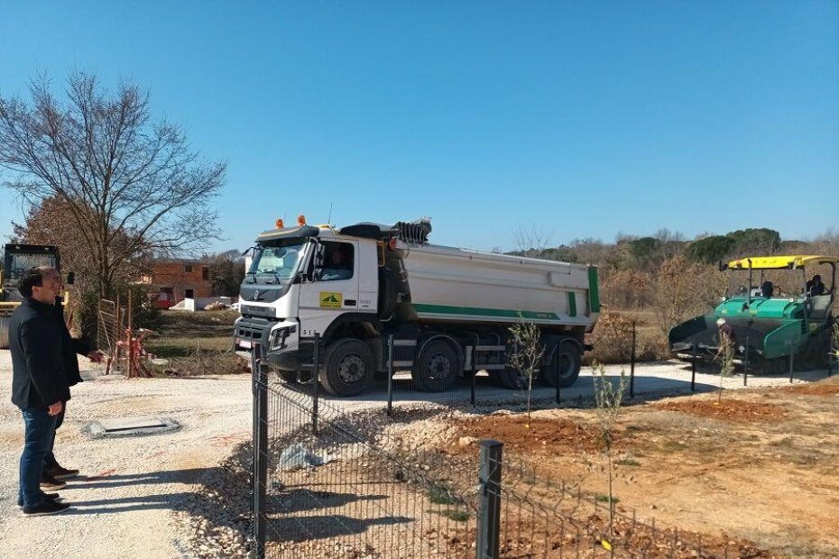 Radove su jučer obišli gradonačelnik Loris Peršurić i pročelnik Upravnog odjela za komunalni sustav Marino Poropat.