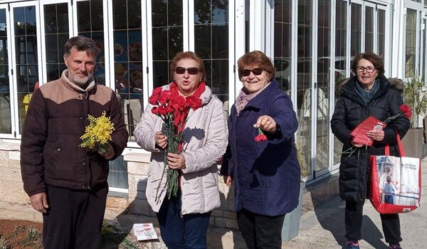 SDP Vrsara povodom 8. marta dijelio karanfile