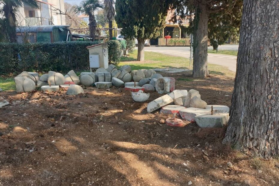 Betonske gljive bačene iza WC kontejnera na Peškeri