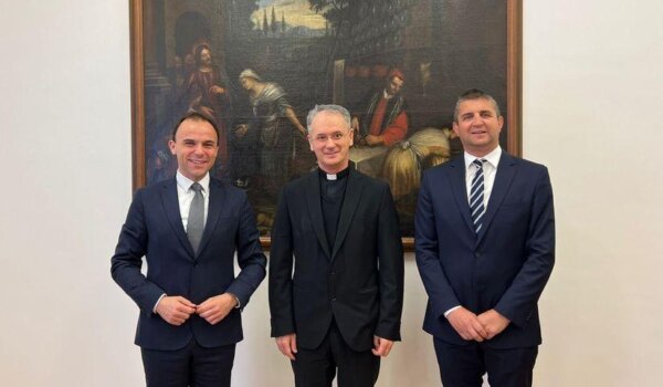 Gradonačelnik Peršurić i predsjednik Gradskog vijeća Rabar na uskršnjem prijemu kod nadbiskupa Kutleše