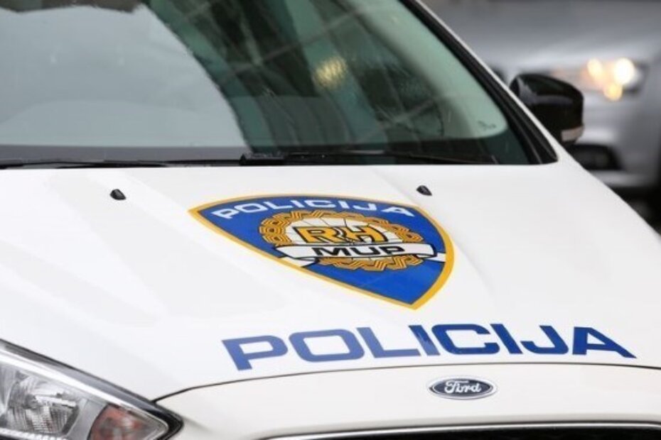 V NC Pf8qa U policija hauba ford