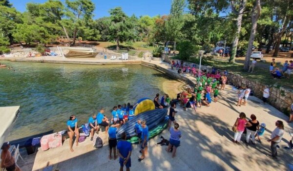 Apel za proširenje kapaciteta Ljetnog kampa Poreč: Otvoreno pismo majke i odgovor Grada