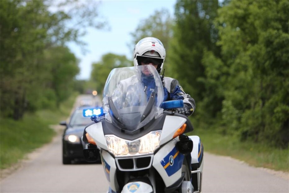 H Zad QJ5g R prometna policija motorist