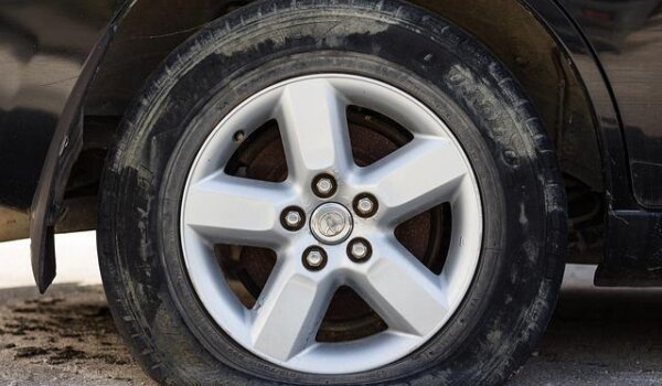 Galamio i probušio gume na automobilu