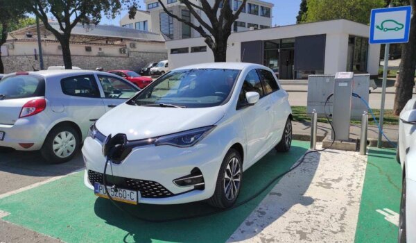 Usluga: novo električno vozilo, četiri nova uređaja za naplatu parkiranja, pripreme za otvaranje alternativnih parkirališta i obnova horizontalne signalizacije