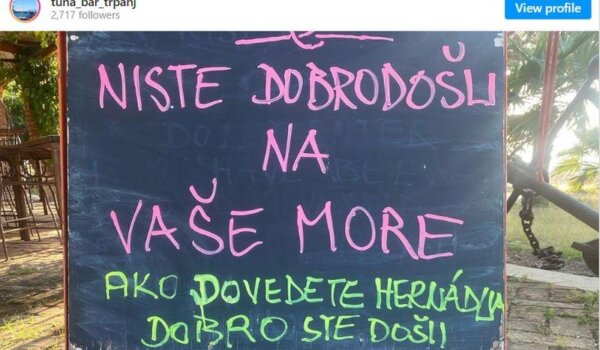 Pelješki ugostitelj ispred lokala postavio satiričnu poruku za Orbana. Prijeti mu 200.000 kuna kazne