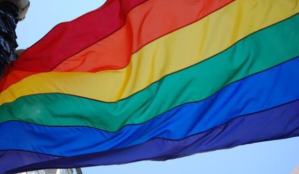Oštetio LGBTQ zastavu, završio u pritvoru