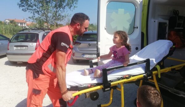 Djelatnici Hitne medicinske pomoći posjetili djecu u Dječjem vrtiću „Paperino”