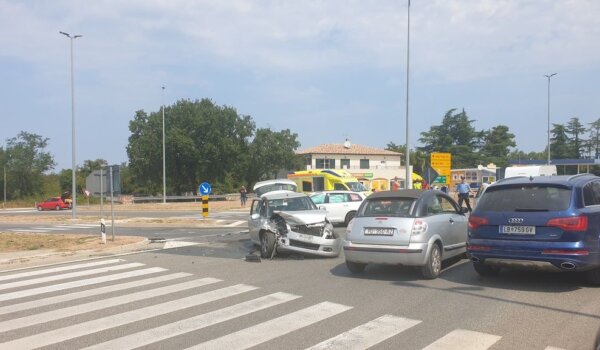 Frontalni sudar automobila u Plovaniji, ozlijeđeni dijete i jedna odrasla osoba