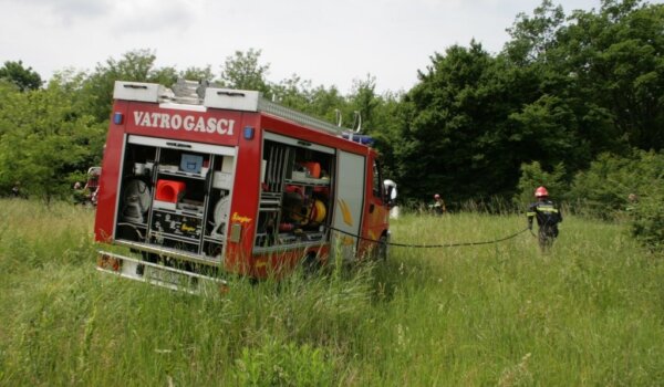 Zapalio zaštitnu ceradu na automobilu i izazvao požar