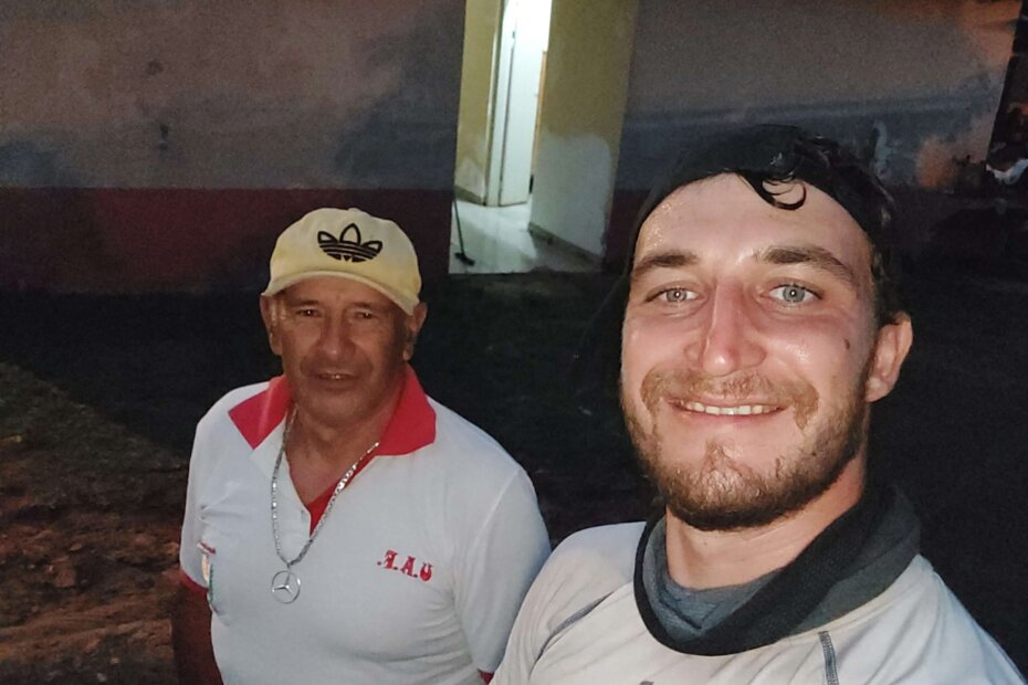 Čovjek s Mercedes-Benz lancem oko vrata