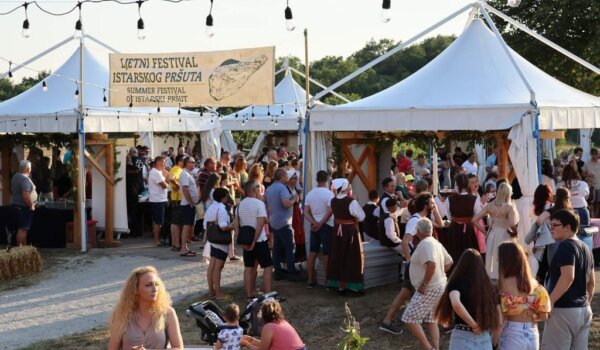 Prva liga istarskog pršutarstva predstavila se na ljetnom Festivalu istarskog pršuta u Tinjanu