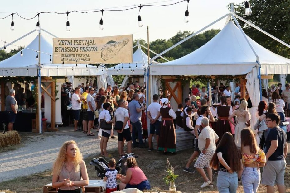 Ljetni festival istarskog pršuta u Tinjanu