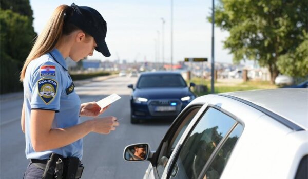 Poreč: Vozio neregistrirani automobil bez položenog vozačkog ispita