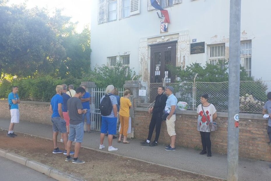 Jutros pred zgradom porečke policije