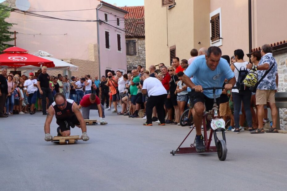 Popularna utrka vozila na balinjerama