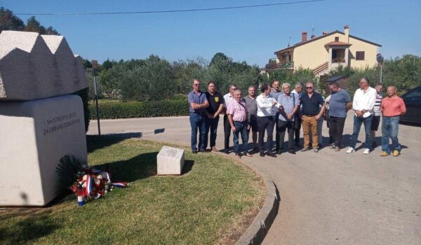 U Poreču položeni vijenci u spomen na branitelje