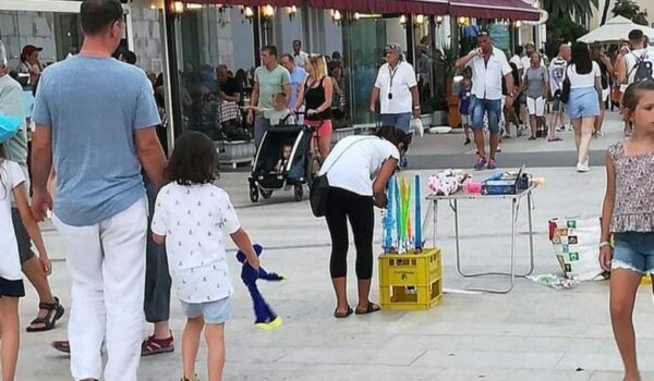 Poreč: Publika zbog divljih uličnih prodavača nije mogla slušati koncert dubrovačke klape