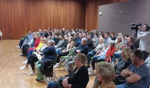 Brojna publika na predstavljanju zbirke pjesama “Pramjera ljubavi” pazinskog poštara i pjesnika Dragana Gortana