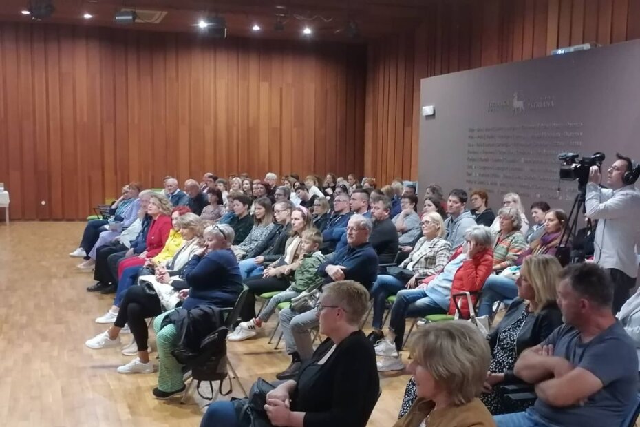 Brojna publika na predstavljanju zbirke pjesama “Pramjera ljubavi”