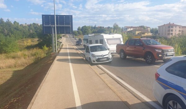 Vozila „pod čokom”, udarila u rubnjak, automobil ostavila na cesti i pješke otišla kući