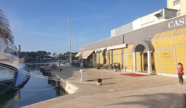 Grad s pet zvjezdica: Kava i kroasan na rivi u hladu prastarog katamarana