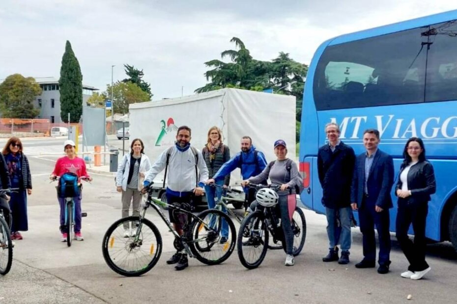 Predstavnici Grada Poreča i regije Friuli Venezia Giulia i autobus s prikolicom za bicikle