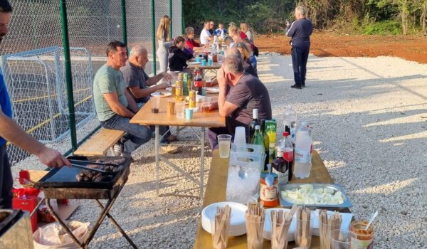 Druženjem mještana otvoreno novo igralište na Stanciji Vodopija