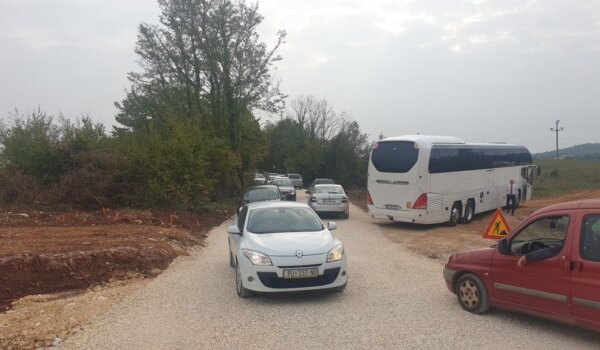 Autobusom preko pješačkog mosta kod Varvari