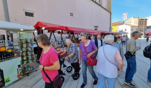 Sajam na Trgu slobode: Bogata ponuda privukla brojne posjetitelje