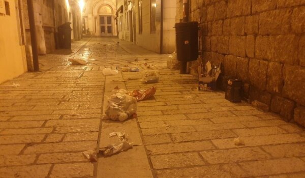 Ke mona moraš biti da ovako iz dana u dan svoje smeće izbacuješ na ulicu?