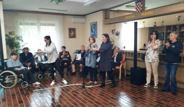 Atelier Agata: Domu za starije u Novigradu donirano 14 akrila na platnu