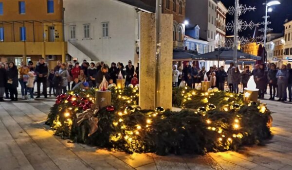 U Poreču upaljena prva adventska svijeća