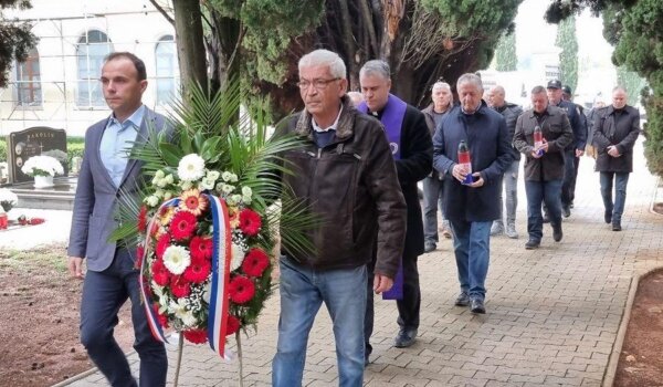 Vijenci i svijeće povodom Dana sjećanja na žrtve Domovinskog rata i Dana sjećanja na žrtvu Vukovara i Škabrnje