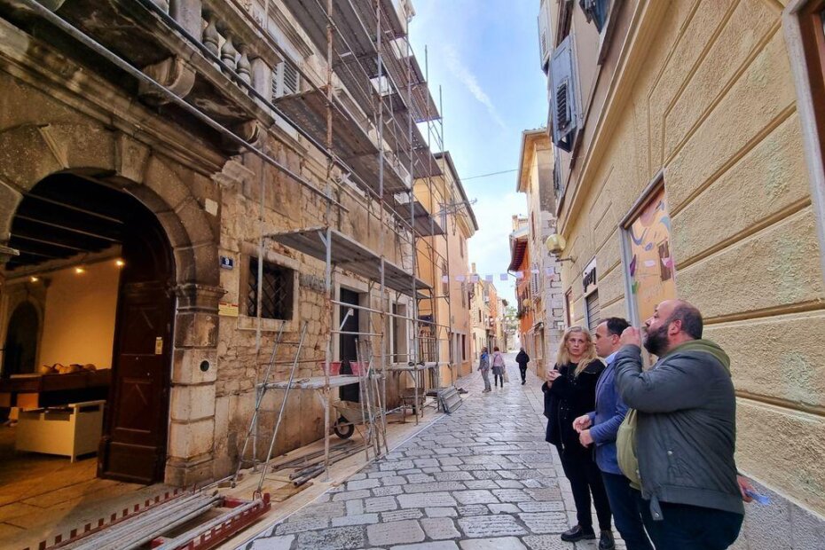 Ravnateljica Elena Uljančić, gradonačelnik Loris Peršurić i kustos Gaetano Benčić