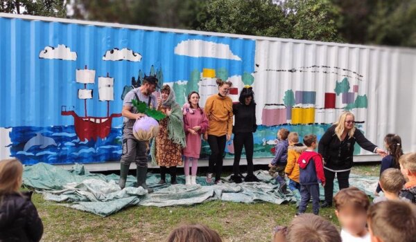 Roditelji odigrali predstavu za djecu