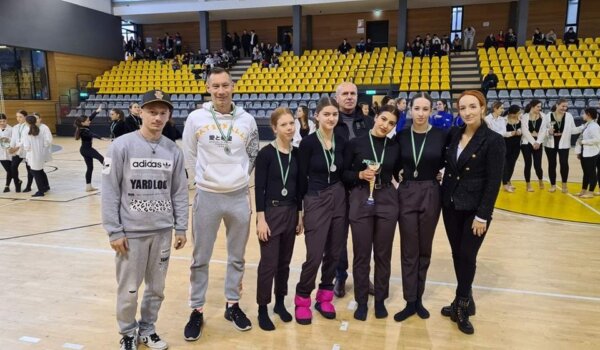 Plesačice SŠ Mate Balote osvojile srebro na županijskom natjecanju