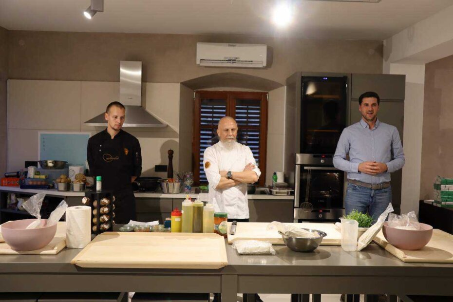 Đorđe Nikolić Đole, Deniz Zembo i načelnik Vižinade Marko Ferenac otvaraju radionicuĐorđe Nikolić Đole, Deniz Zembo i načelnik Vižinade Marko Ferenac otvaraju radionicu